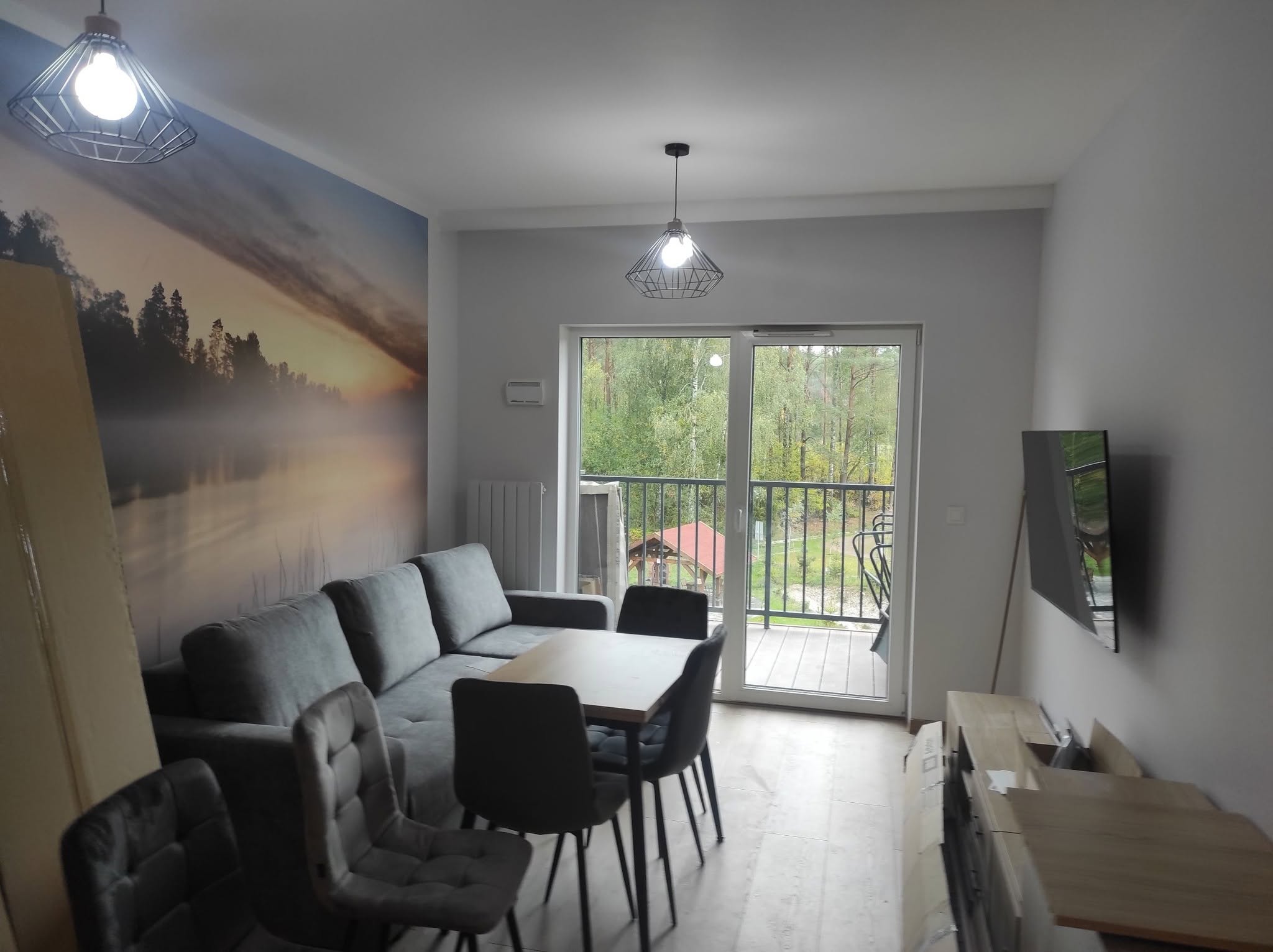 Gotowy salon z jadalnią, fototapetą i wyjściem na balkon
